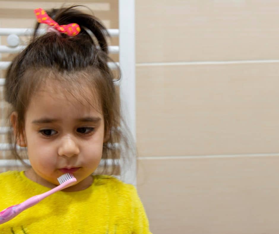 ילדה בת 5, נמצאת במקלחת, לא רוצה לצחצח שיניים